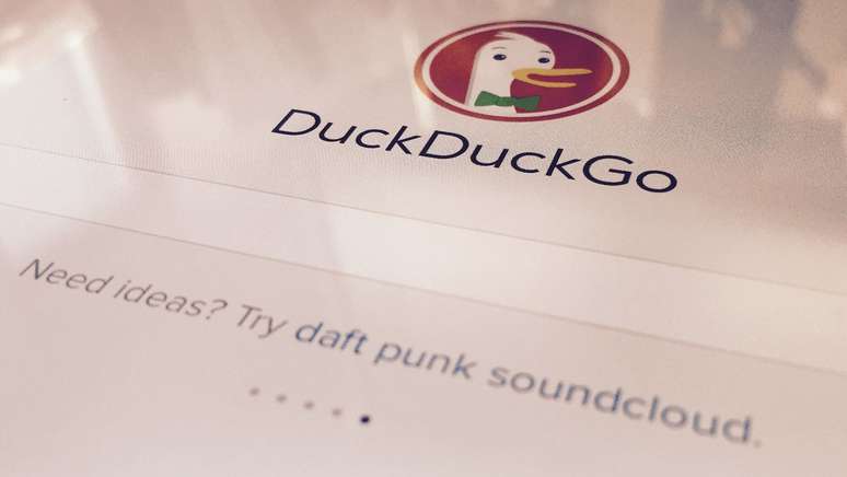 VisualHunt/ijclark / Canaltech DuckDuckGo ganha chatbot com as IAs Claude, ChatGPT e Llama
