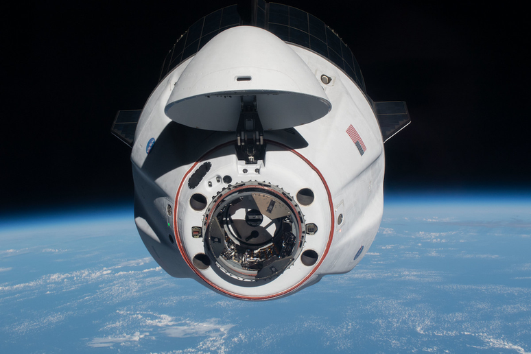 Missão com nave Dragon, da SpaceX, poderia ajudar a prolongar a vida do telescópio Hubble (Imagem: Reprodução/NASA)