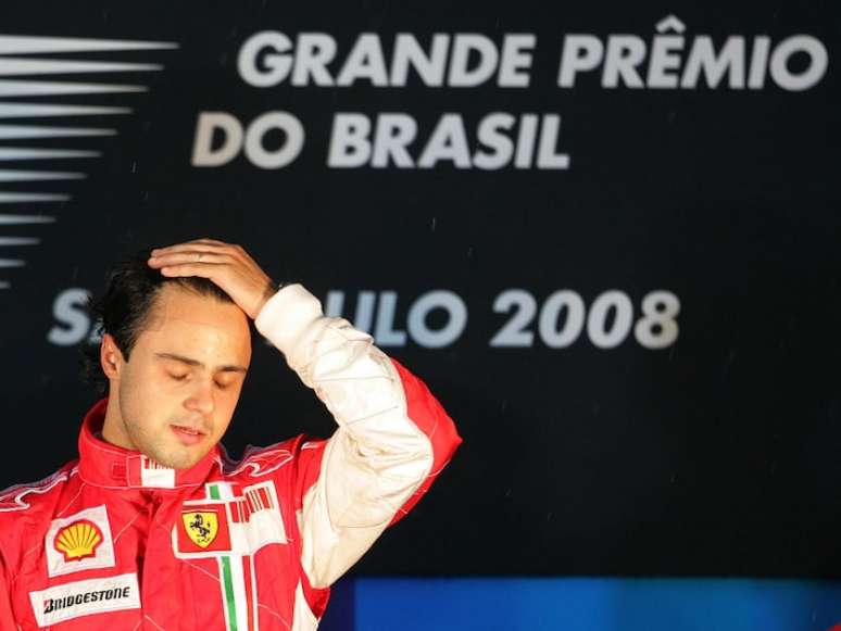 Felipe Massa venceu a última corrida de 2008, em Interlagos, mas perdeu o último após uma ultrapassagem de Lewis Hamilton sobre Timo Glock na última curva.