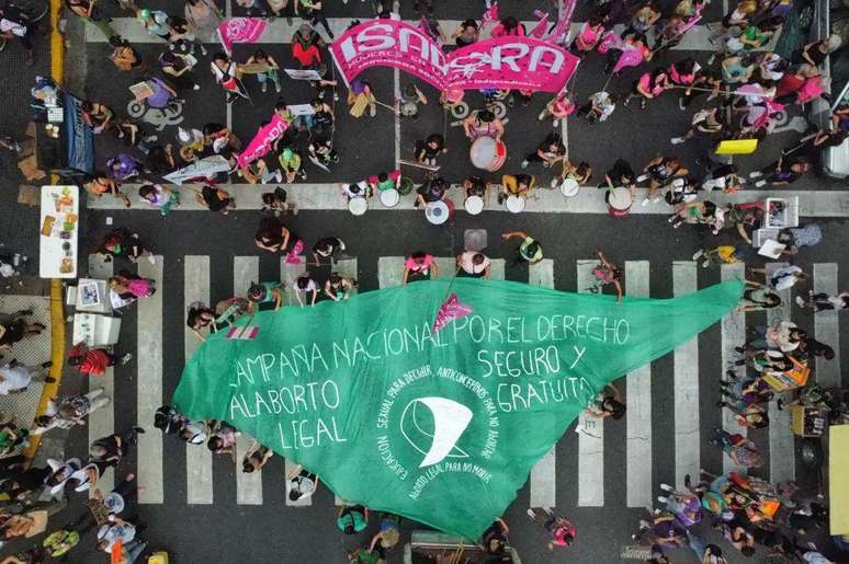 Milei confrontou o coletivo feminista que conseguiu legalizar o aborto na Argentina