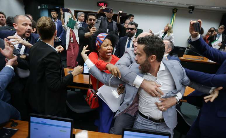 André Janones (Avante-MG) contido durante briga no Conselho de Ética