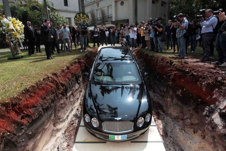 Chiquinho Scarpa's Bentley during a fake burial that was actually an organ donation campaign, in 2013 Chiquinho Scarpa's Bentley during a fake burial that was actually an organ donation campaign, in 2013