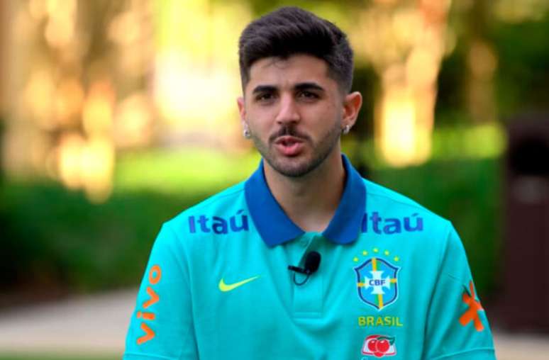 Miguel Medina/AFP via Getty Images - Legenda: Beraldo em ação com a camisa do PSG na semifinal da Champions -