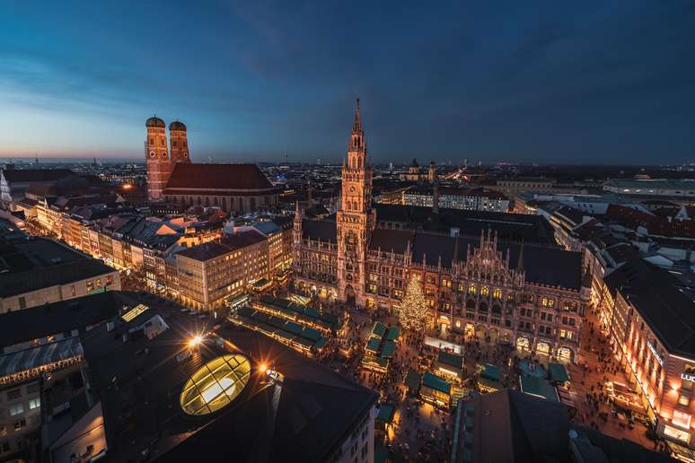 A praça Marienplatz, em Munique, iluminada na época do Natal