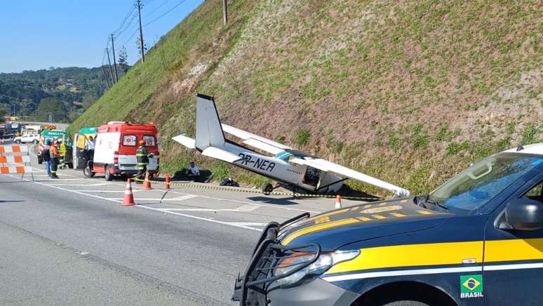 Um avião de pequeno fez um pouso forçado na manhã deste sábado, 8, na Rodovia Régis Bitencourt, em Juquitiba, na Grande São Paulo. 