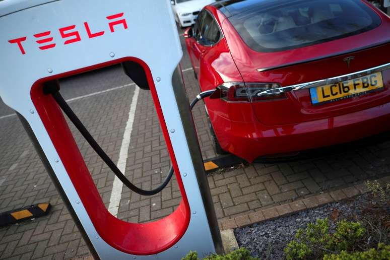 Elon Musk, CEO da gigante norte-americana de veículos elétricos (EV) Tesla, anunciou que a empresa investirá mais de US$ 500 milhões para expandir sua rede de carregamento rápido
09/05/2024
Reuters/Hannah McKay