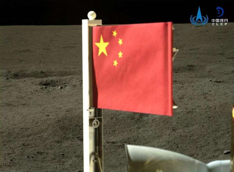 Uma imagem divulgada pela mídia estatal chinesa mostra uma sonda lunar carregando a bandeira do país