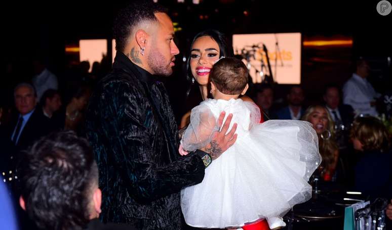 Mavie has been baptized!  The luxurious look of Neymar and Bruna Biancardi’s daughter steals the show and the model explains the concept: ‘With silk threads’