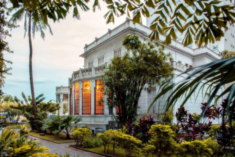 A Pinacoteca de Santos fica em um lindo casarão na avenida da praia