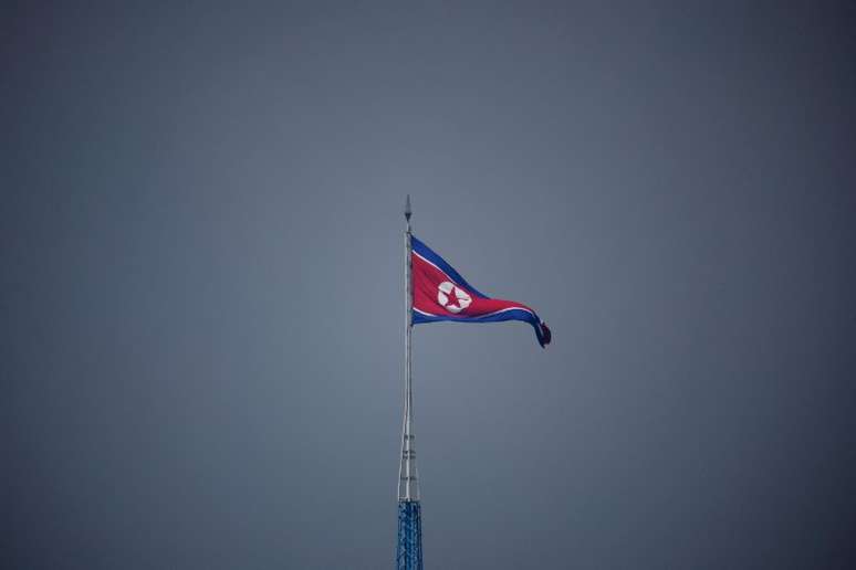 Bandeira da Coreia do Norte em zona desmilitarizada
 19/7/2022    REUTERS/Kim Hong-Ji