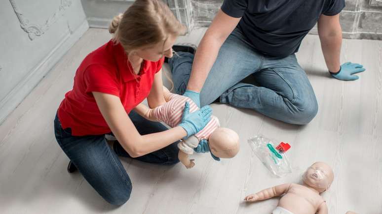 Aprenda técnicas para desengasgar bebês com menos de um ano