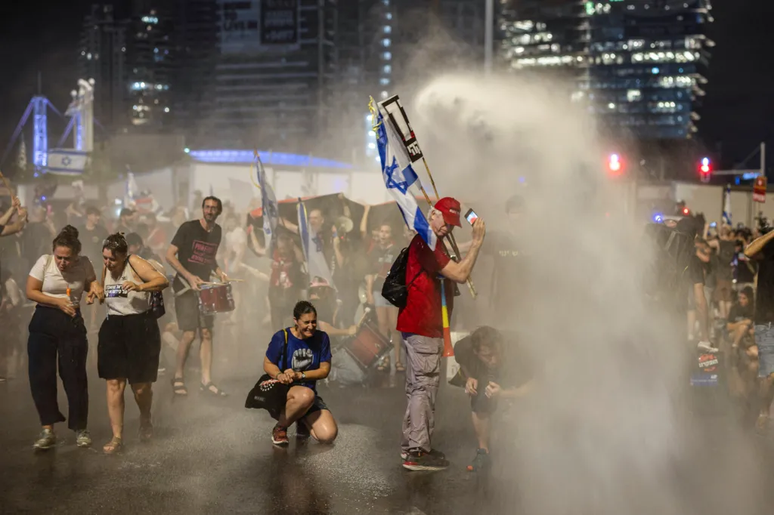 Manifestantes contra o governo israelense estiveram nas ruas de Tel Aviv na noite de sábado