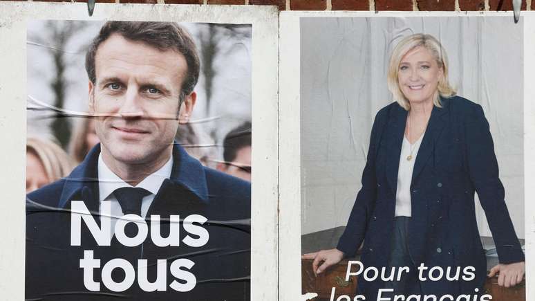 Cartazes oficiais da campanha dos dois candidatos às eleições presidenciais francesas em 2022