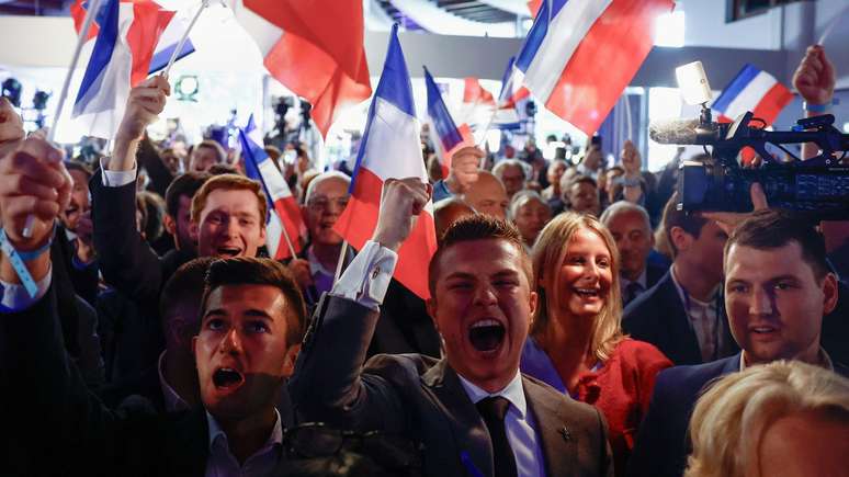 Eleitores do partido francês de direita radical Reagrupamento Nacional comemoraram a vitória na votação para o Parlamento Europeu