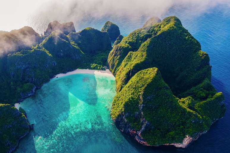Koh Phi Phi é um dos lugares para conhecer na Tailândia