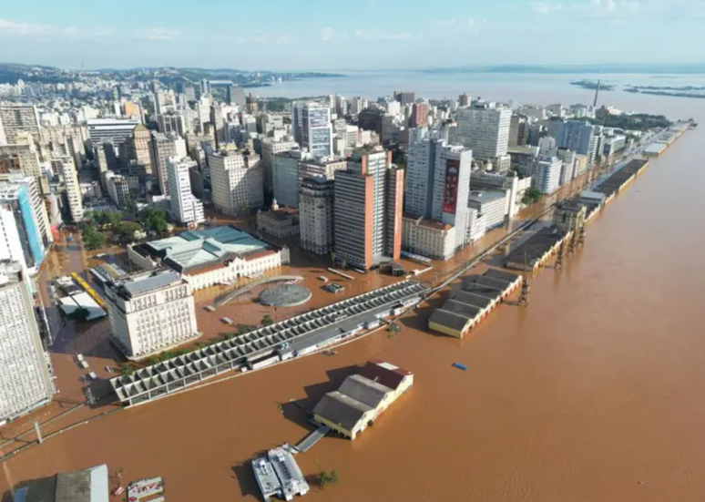 Enchentes deste ano foram o maior desastre climático da história do Rio Grande do Sul. Raoni prega união de 'brancos' e indígenas contra as mudanças climáticas