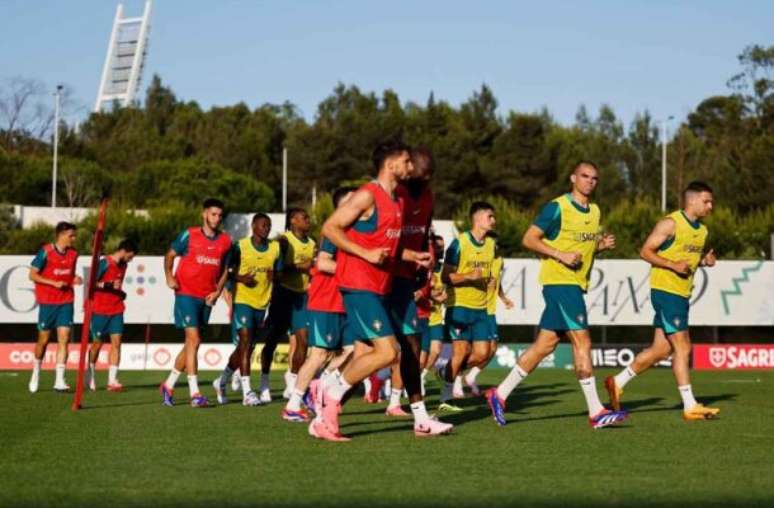 Divulgação - Legenda: Jogadores de Portugal durante treinamento da equipe -