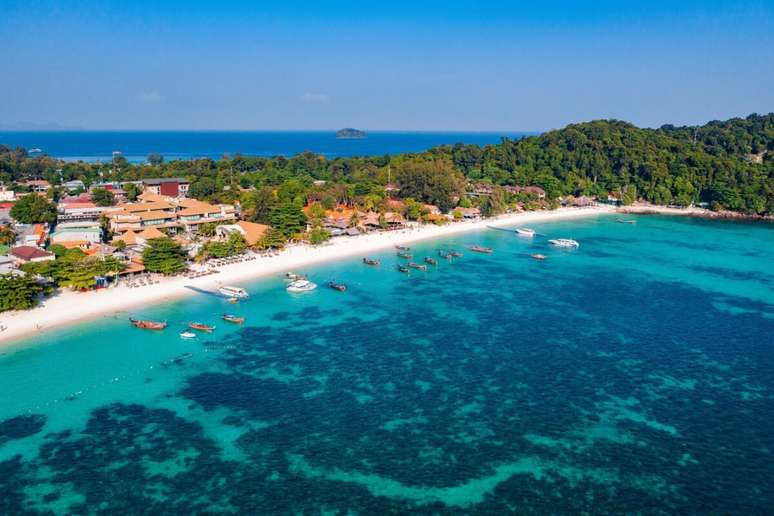 Koh Lipe é um destino mais tranquilo, com mar raso e azul-turquesa 
