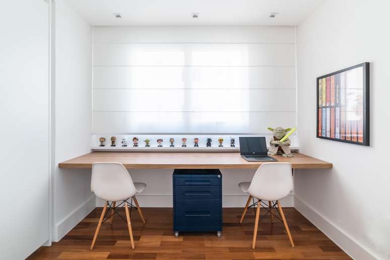 Nem todo o home office precisa de um super projeto, basta eleger os elementos certos e espaço ideal. Com uma bancada, cadeiras e um gaveteiro, o local idealizado pela arquiteta Júlia Guadix ficou apropriado para o trabalho remoto.