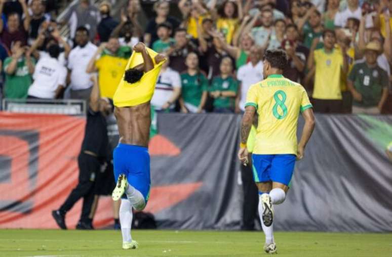 Fotro: Aric Becker/AFP via Getty Images - Legenda: Endrick celebra o gol jogando a camisa do Brasil no gramado