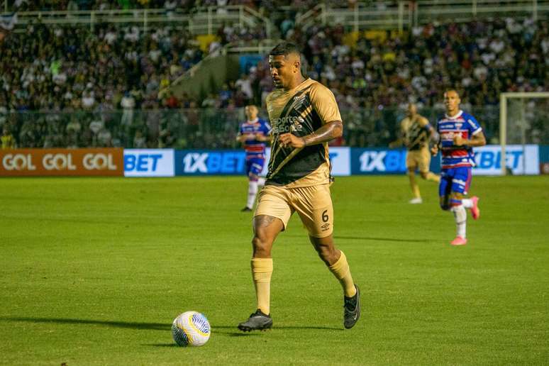 Fernando (Athletico-PR) durante jogo contra o Fortaleza no dia 02.06.2024 