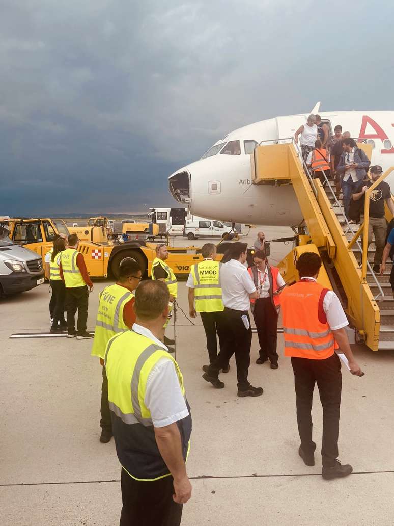 Avião com mais de 170 a bordo é danificado após passar por tempestade ...