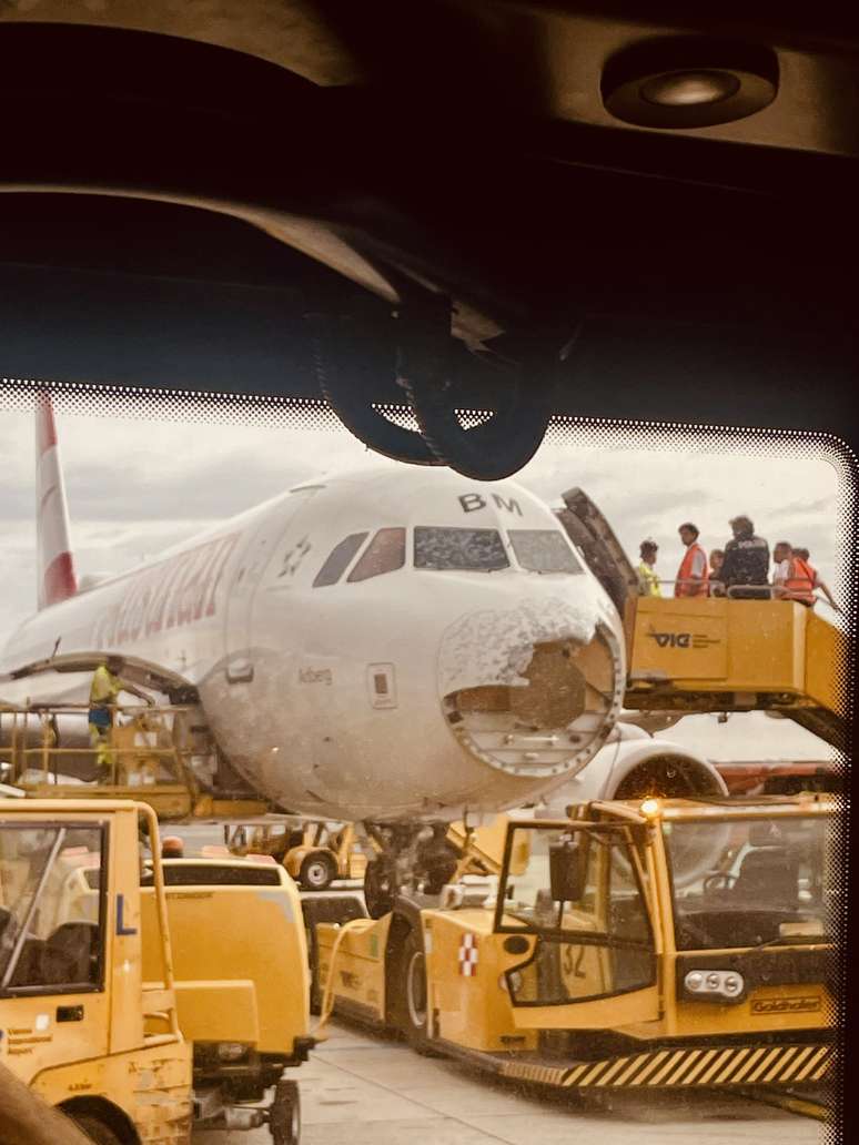 Avião com mais de 170 a bordo é danificado após passar por tempestade ...