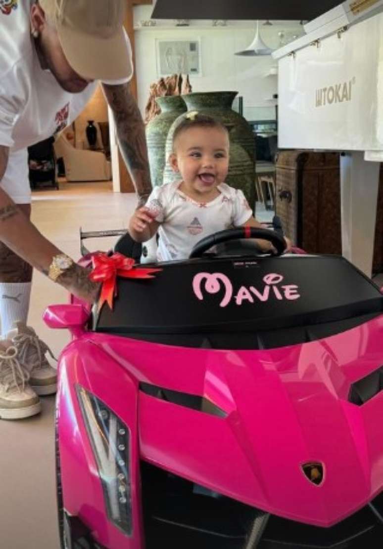 Neymar brincando com Mavie