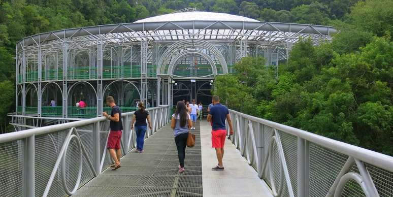 Além do teatro em si, complexo inclui restaurante e até um palco flutuante