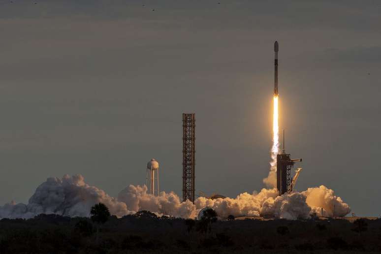 Para um foguete chegar ao espaço, é preciso muito combustível; entretanto, o próprio combustível é pesado, o que aumenta a quantidade necessária para o foguete sair da Terra (Imagem: Reprodução/SpaceX)