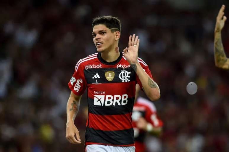 Ayrton Lucas atuando com a camisa do Flamengo