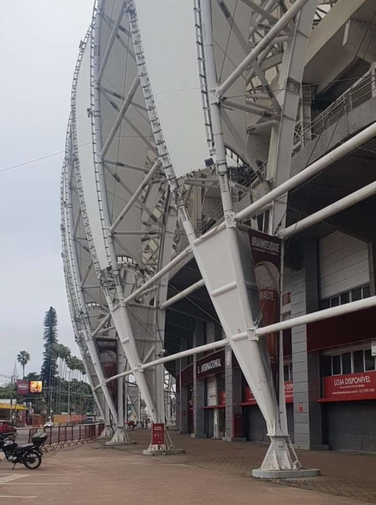 Calçado do Beira-Rio continua marrom, com marcas de barro, por causa das chuvas.