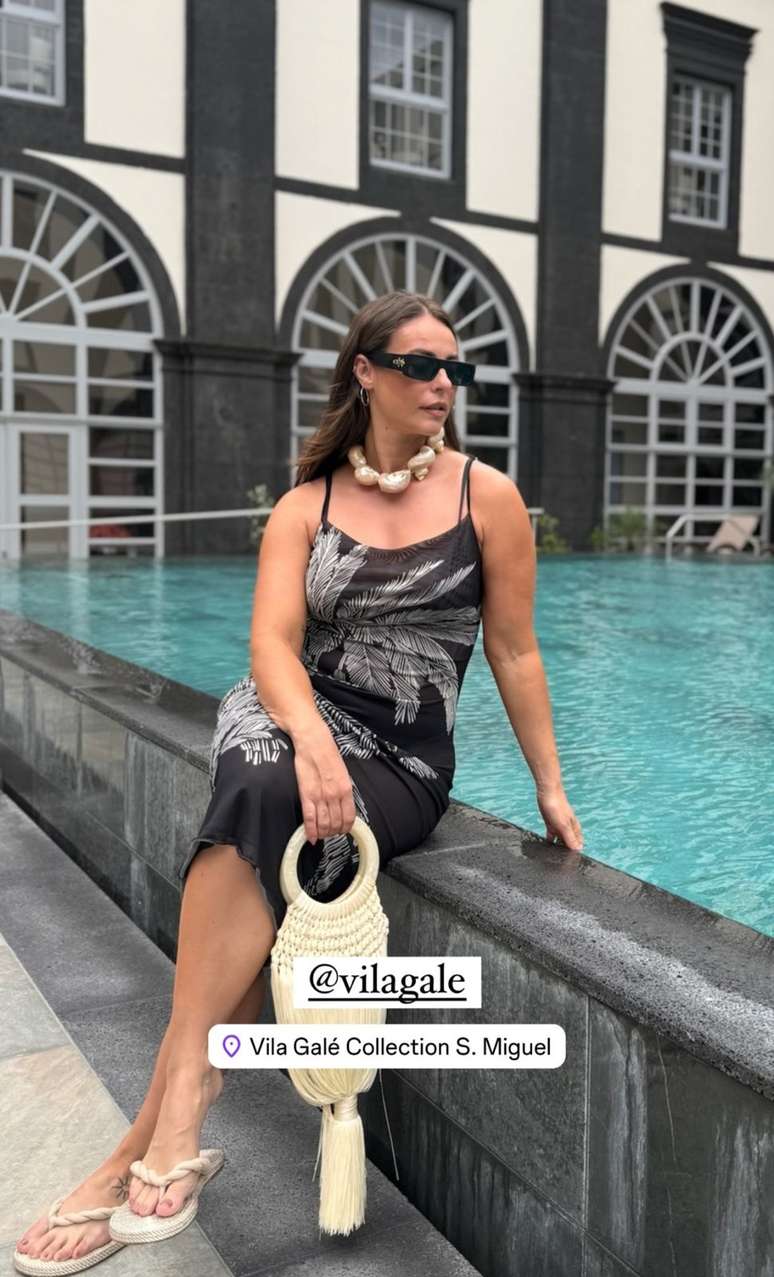 Powerful!  Paolla Oliveira poses with an elegant look in a luxurious hotel