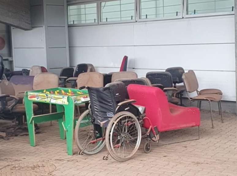 Entulho ainda é retirado do Beira-Rio após estádio ser alagado por enchentes no RS.