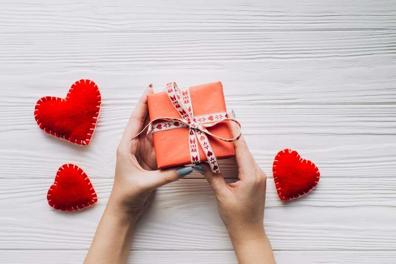 Confira uma lista com 10 kits de beleza para presentear no Dia dos Namorados |