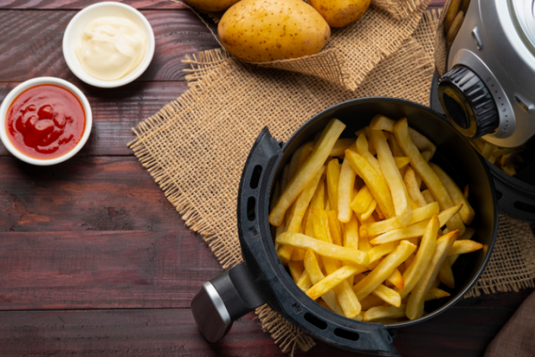 Ao escolher uma air fryer, verifique o tamanho da cesta, ajustes de temperatura, tempo e funções extras para diferentes alimentos – Foto: Shutterstock