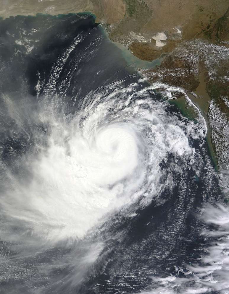 Para que um ciclone se forme, as massas de ar têm de se misturar e formar um vórtex, o que não ocorreu nas nuvens da Península Ibérica (Imagem: NASA/Wikimedia Commons)