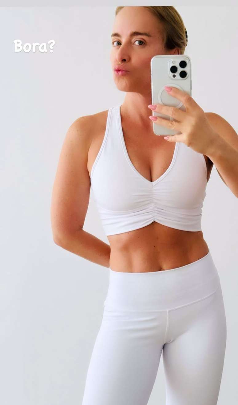 At 50, Angelica impresses with defined abs during her workout day