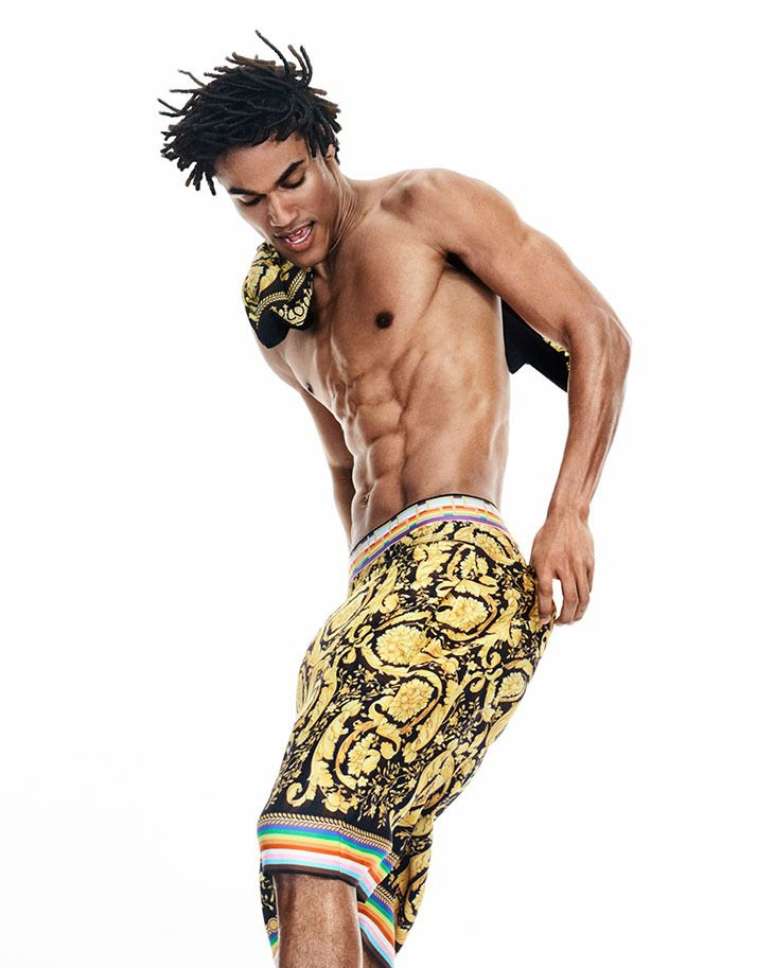 Matheus Hava na campanha da Versace 