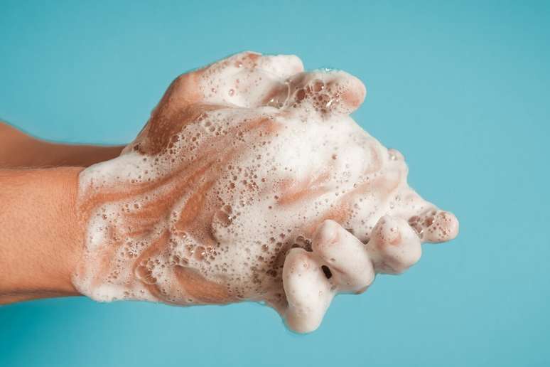 Lavar as m&atilde;os ajuda a prevenir a conjuntivite 