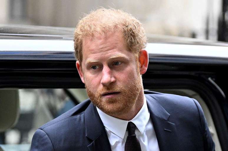 Um oceano de distância separa o príncipe William e seu irmão Harry