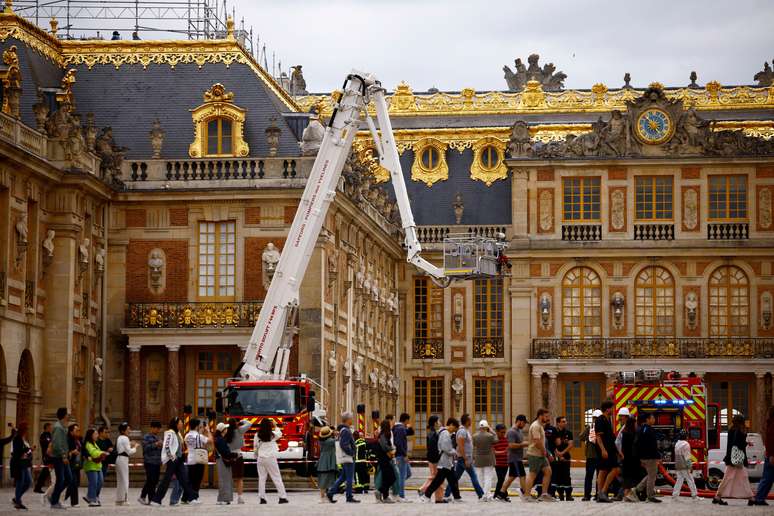 Les pompiers tentent de maîtriser l'incendie au château de Versailles, en France