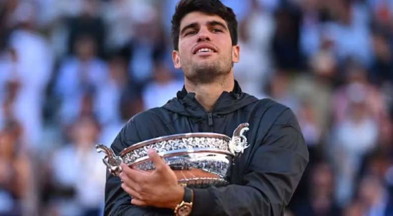 Alcaraz com a taça de Roland Garros / ©️Corinne Dubreuil / FFT