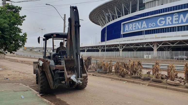 Retroescavadeira atua na limpeza da região, que ainda concentra lixo deixado pela enchente e resíduos descartados das casas atingidas.