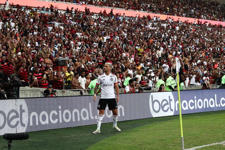 Arrascaeta e torcida do Flamengo