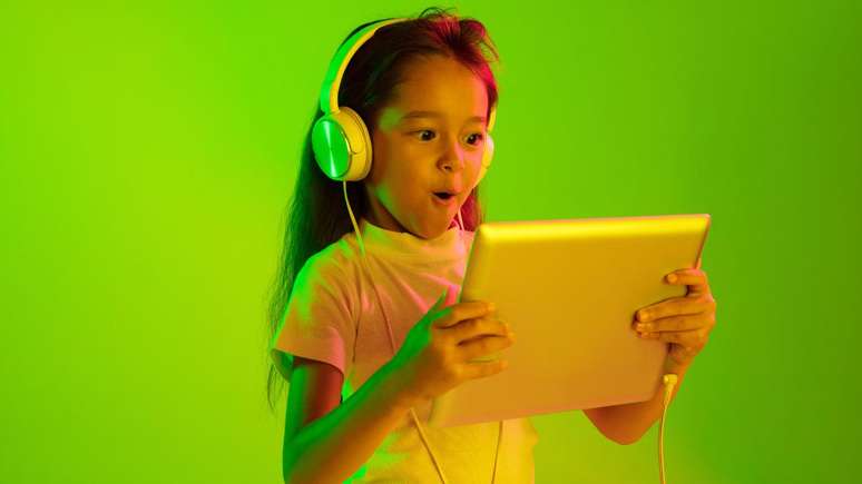Uso excessivos de telas na infância pode comprometer o desenvolvimento da criança