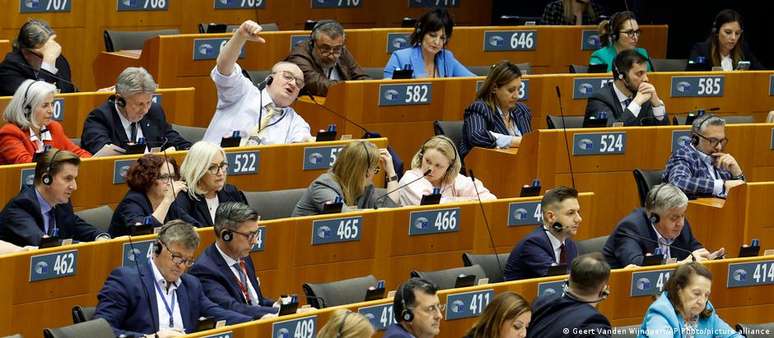 Sessão plenária do Parlamento Europeu em Bruxelas: o que mudaria na União Europeia se órgão pender mais para a direita?