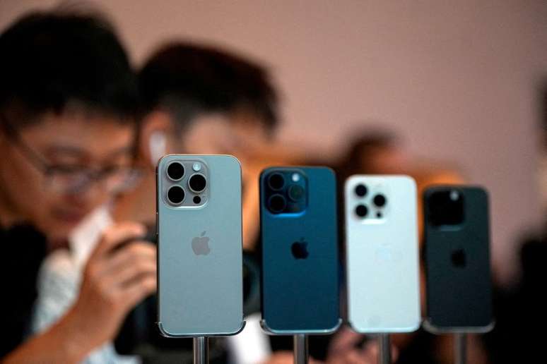 Chineses observam o iPhone 15 Pro em loja da Apple em Xangai, na China
22/09/2023
REUTERS/Aly Song