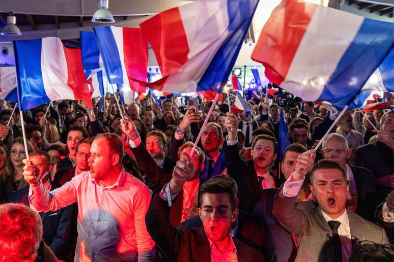 Os simpatizantes da Agrupação Nacional, o partido de Marine Le Pen, celebram a vitória.