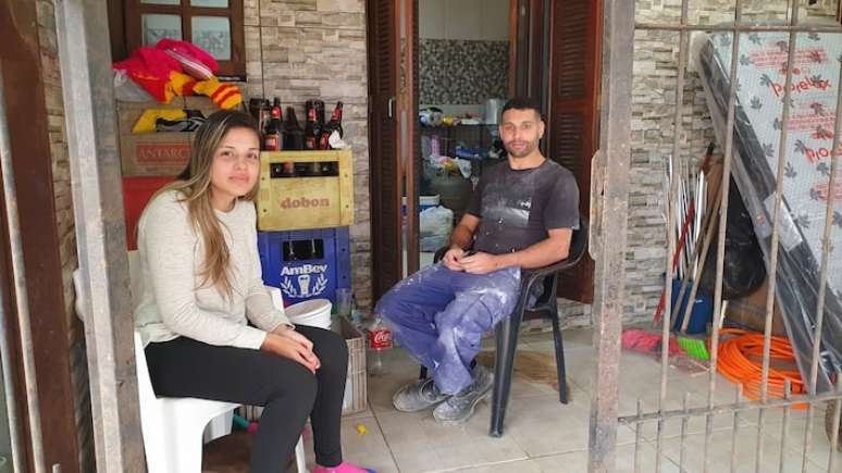Tais e Denilson querem retomar trabalhos em dias de jogos, mas têm como desafio reconstruir o interior da casa.